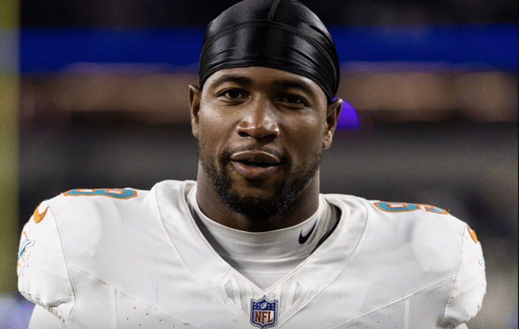 Jonnu Smith Draws Trade Interest from Steelers Amid Contract Talks with Dolphins